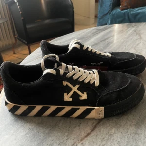 Off White skor - 44 EU - Off White skor Bra skick Storlek : 44 Ord pris: 2800kr