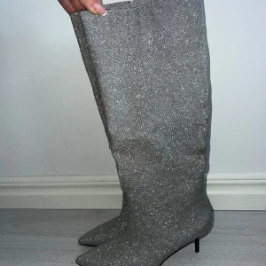 Glitterstövlar från zara - Glitterstövlar från zara i strl 37. Helt oanvända. Originalpris 599kr Köpt för 199kr
