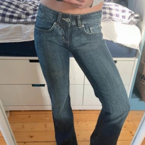 Low Waits bootcut - Midjemått 32 cm Innerbenslängd 85 cm Bilder lånade från förra personen 🫶🏻 Säljer då de tyvärr inte passar