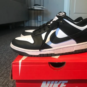 Nästintill oanvända säljer på grund av att dem ej kommer till användning priset går att förhandla om  - Väldigt bra skick snygga passar alla och nästan allting 