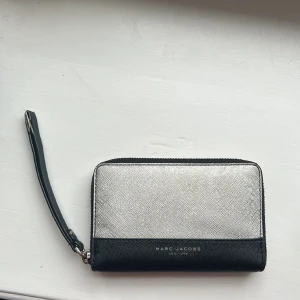 Plånbok Marc Jacobs - Använd men i fint skick. Lite sliten på handtaget. 
