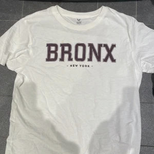 Oversize bronx tshirt - Kan användas för mys, väldigt skön och använd några gånger. Soc. Nypris 100kr