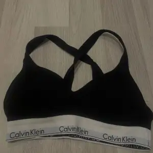 Säljer denna Calvin Klein bralette som är supermjuk! Säljes på grund av fel storlek. Kontakta gärna om du har fler frågor! 🦋