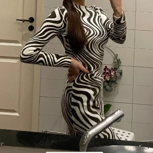 Stickad klänning från Zara  - Stickad klänning från Zara storlek S. Använd endast en gång. Färgerna är vit och brun. 