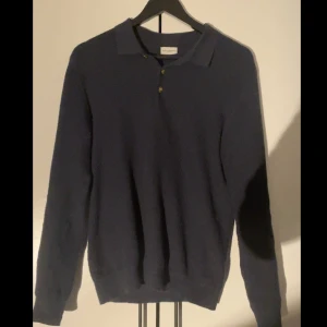 John Henric piké  - Långärmad Kashmirmix piké från John Henric, köpt för 900kr säljer för 499kr. Använt fåtal gånger. Skriv för frågor eller liknande 