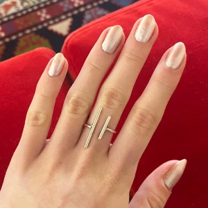 Silver ring med häftig form - Älskar denna ringer i äkta silver. Den är handgjord i Italien så det finns bara en av denna modellen!! 