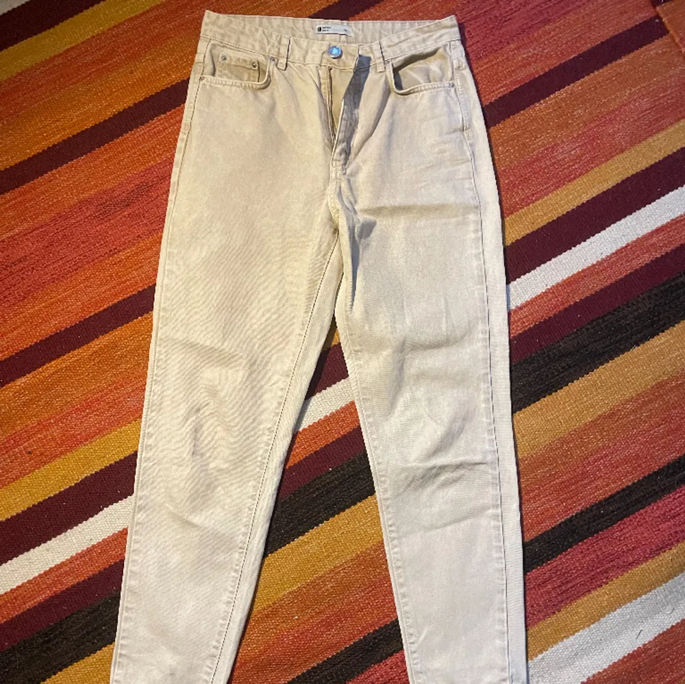 Snygga jeans från Gina tricot i storlek 36. Använda fåtal gånger och i perfekt skick💕. Jeans & Byxor.