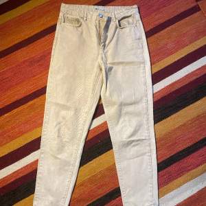 Snygga jeans från Gina tricot i storlek 36. Använda fåtal gånger och i perfekt skick💕