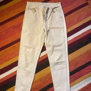 Beige jeans  - Snygga jeans från Gina tricot i storlek 36. Använda fåtal gånger och i perfekt skick💕