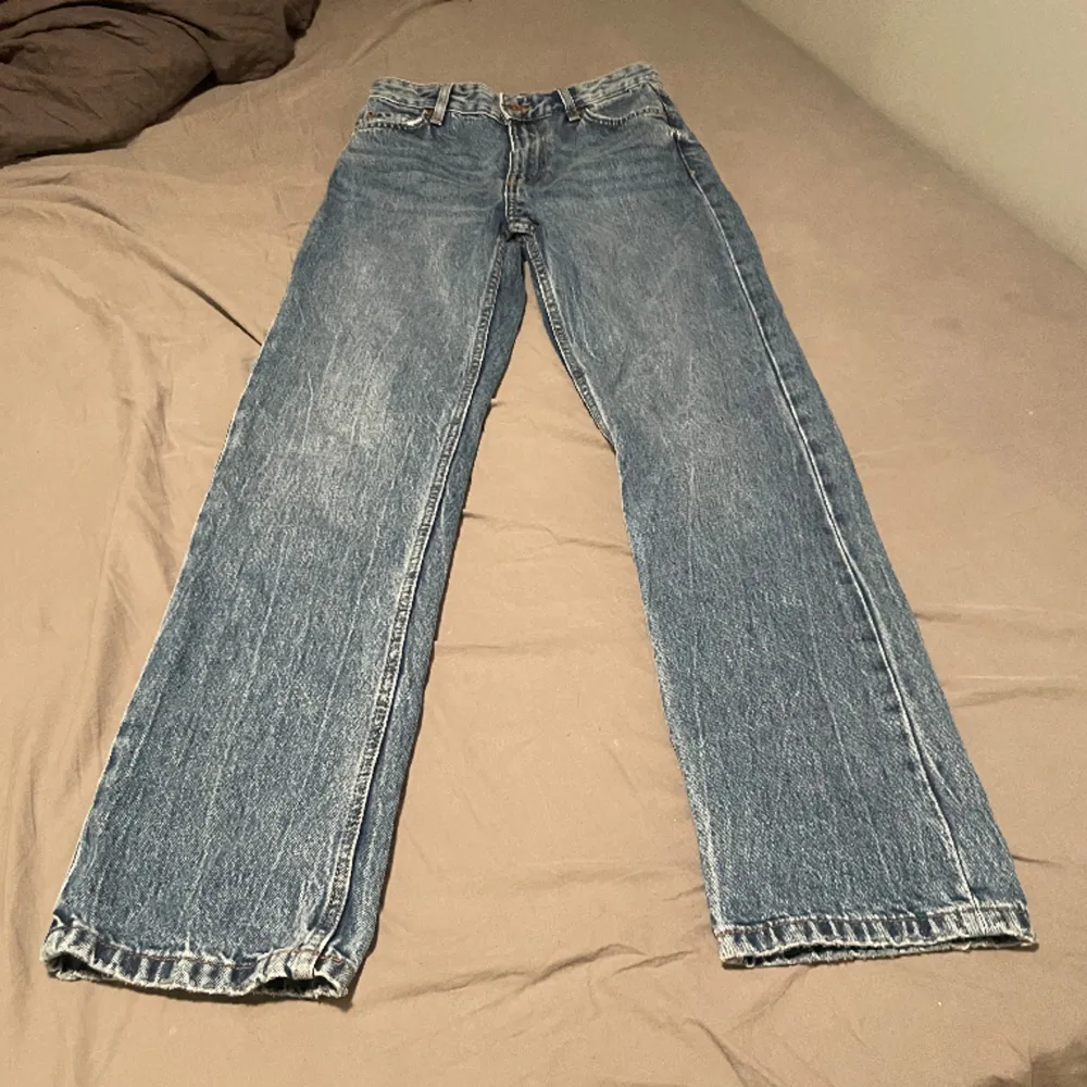 Säljer mina High waist straight leg jeans från bershka. Storlek 36. Jag har endast testat dom så inprincip nyskick. Pris går att diskuteras, använd inte köp nu💞. Jeans & Byxor.