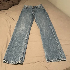 Bershka jeans - Säljer mina High waist straight leg jeans från bershka. Storlek 36. Jag har endast testat dom så inprincip nyskick. Pris går att diskuteras, använd inte köp nu💞