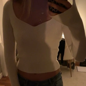 Så fin å mjuk långärmad tröja - Säljer denna superfina å mjuka topp från bershka💕 använd två gånger 