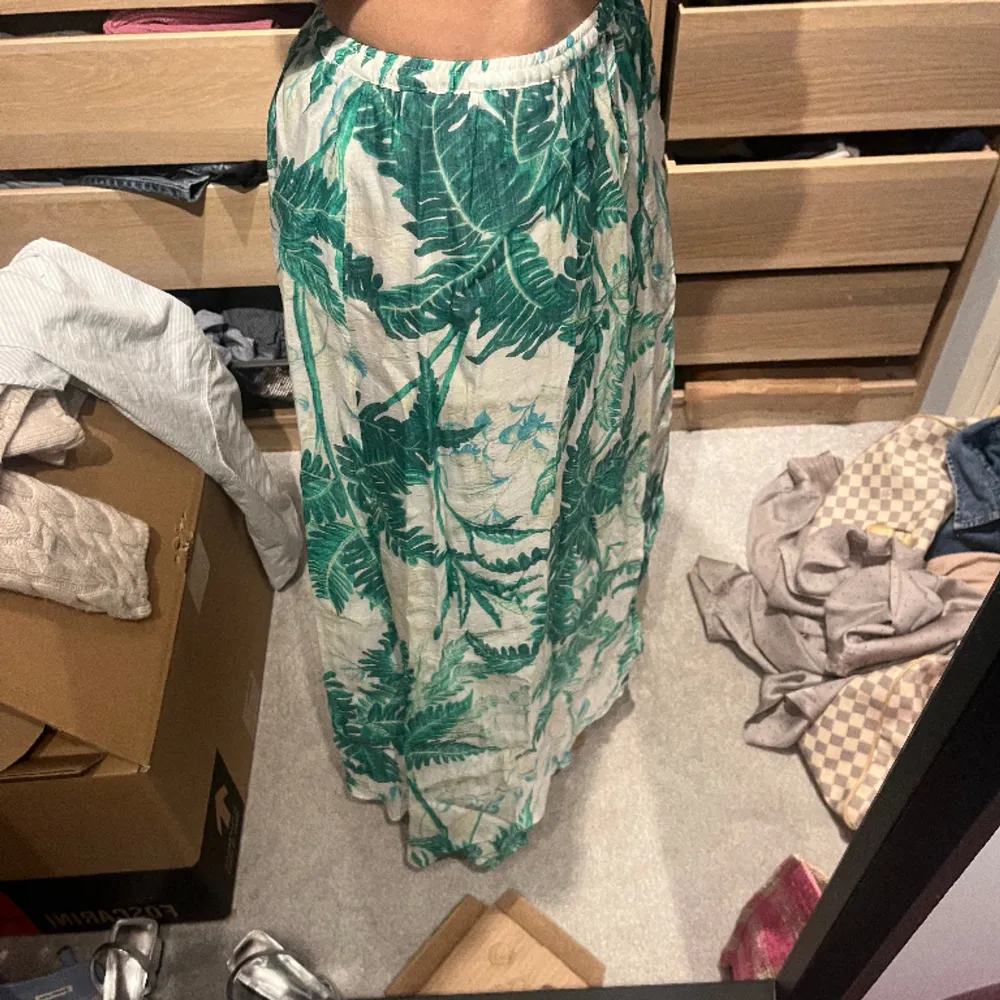 Lång kjol perfekt till sommaren! Köpte i Frankrike och den var inte riktigt rätt storlek därav inga fler bilder🥰. Kjolar.