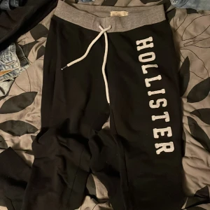 Mjukisbyxor  - Jättefina mjukisbyxor ifrån Hollister med ”tight” passform, har inte kommit så mycket till användning tyvärr, men ett ”finare” alternativ av mjukisbyxor ! ❤️‍🔥