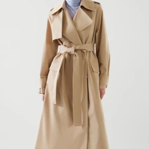 Trenchcoat  - Säljer min sååå fina trenchcoat från Cos i så bra skick💕 Den är i lite styvare material som känns så lyxigt! Skriv vid frågor eller fler bilder🤗