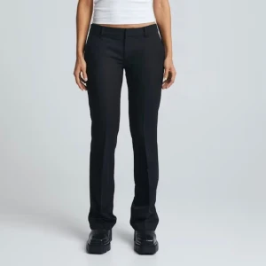 Vera kostymbyxor  - Säljer desa kostymbyxor med låg midja från BikBok. Modellen heter Vera och det är storlek 40. Säljs då dom är lite för stora, har vanligtvis 36 i byxor. Skulle säga att dom passar som storlek 38. Säljs för 250kr+frakt