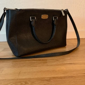 Michael kors väska  - Michael kors väska köpt för tre år sedan. Nästan aldrig använd. Pris kan diskuteras. 
