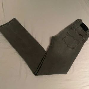 Nudie jeans - Säljer mina nudie jeans för att de har blivit för små. Skicket är 9/10 för att de är använda men de har inga defekter. Priset är lågt för att jag aldrig får skiten sålt.