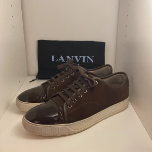 Lanvin  - Tja jag säljer dessa Lanvins i 🧧UK 10🧧♦️det finns inget fel på dom♦️ bara små defekter på toe capsen som inte syns vid användning. 🟦Skick: 8/10🟦          🟥dustbag kommer med🟥 hör av dig vid fundering eller fråga priset går att förhandla även byten🙌