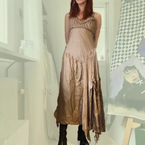 Långklänning - Fin långklänning i satin och sammet köpt på humana. Säljer då den inte kommer till användning. Faller jättevackert, har justerbara axelband. Sammet vid bröstpartiet och små paljetter 🌟