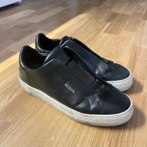 Axel Arigato  - Använda fåtal gånger. Storlek 39. Köpta för 2000kr 