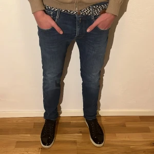Replay Jeans Anbass - Replay Jeans modellen Anbass, storlek 34/32. Grymt skick. Nypris 1799kr - Vårat pris : 499kr. Modellen på bilden är 183 och väger 70kg. Hör av er vid frågor!// SS