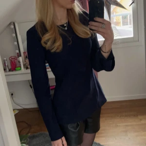 tröja - skit snygg tröja från Zara. Aldrig använd😅 Skitsnygg vid ärm