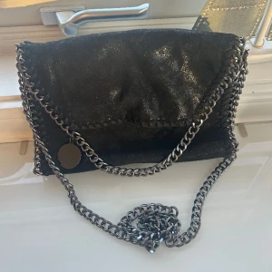 Stella McCartney liknande väska - Glittrig, stella mcartney liknande väska! Toppen skick, inga defekter🤩💕 Pris går att diskutera