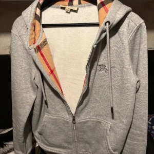 Burrbery hoodie  - En mycket fin brytbart hoodie i ett perfekt skick 10/10 inte alls mycket använd och säljer den eftersom den börjar bli liten på mig och behöver pengar. Hör gärna av er ifall ni har frågor men självklart också så kan priset diskuteras vid en snabb aff