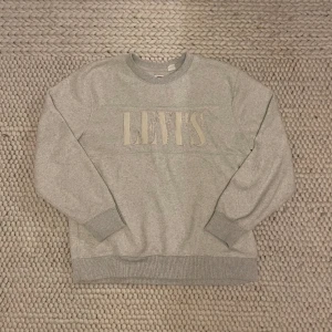 Levis Tröja - Lite fluffig Levis tröja i storlek M som är lite relaxed i passformen Som är i ett bra skick 