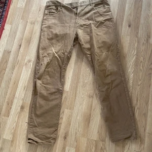 Carhartt byxor - Supersnygga Carhartt byxor i bra skick. De är beiga. 