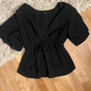 Svart blus🖤 - Blus med urringning från shein, använd fåtal gånger och säljer då den inte passar längre. 