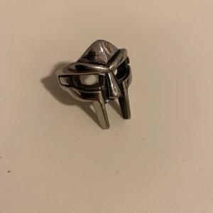 MF DOOM Ring - Mf doom ring rostfritt stål - allergivänlig Nypris 500 köp för 200