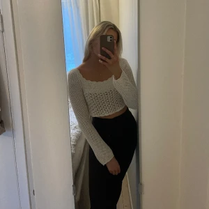 Virkad topp - Så fin virkad topp ifrån chiquelle i storlek xs/s. Den är ”hålig” men funkar med ett linne eller en rubrik under eller bara en beige bh🙌🏼
