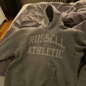 Grå hoodie - Skön och snygg hoodie, den är från ett märke som heter Russel athletic💓