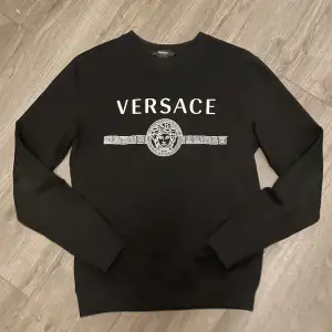 Säljer denna extremt fina Versace tröja i super fint skick. hör av er vid frågor samt funderingar! 🙏