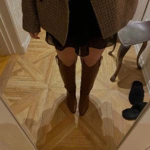 Bruna boots - Ursnygga boots från Zalando köpta här på Plick för ett tag sedan. Sparsamt använda av förra ägaren och de har inte kommit till användning alls hos mig tyvärr. Nypris ligger på omkring 1000kr. Jag har vanligtvis storlek 38 och dessa funkar på mig!
