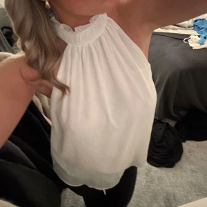 Halterneck topp - Säljer denna svin snygga halterneck toppen från H&M, bra skick🩷🩷🩷🩷säljer samma fast svart också