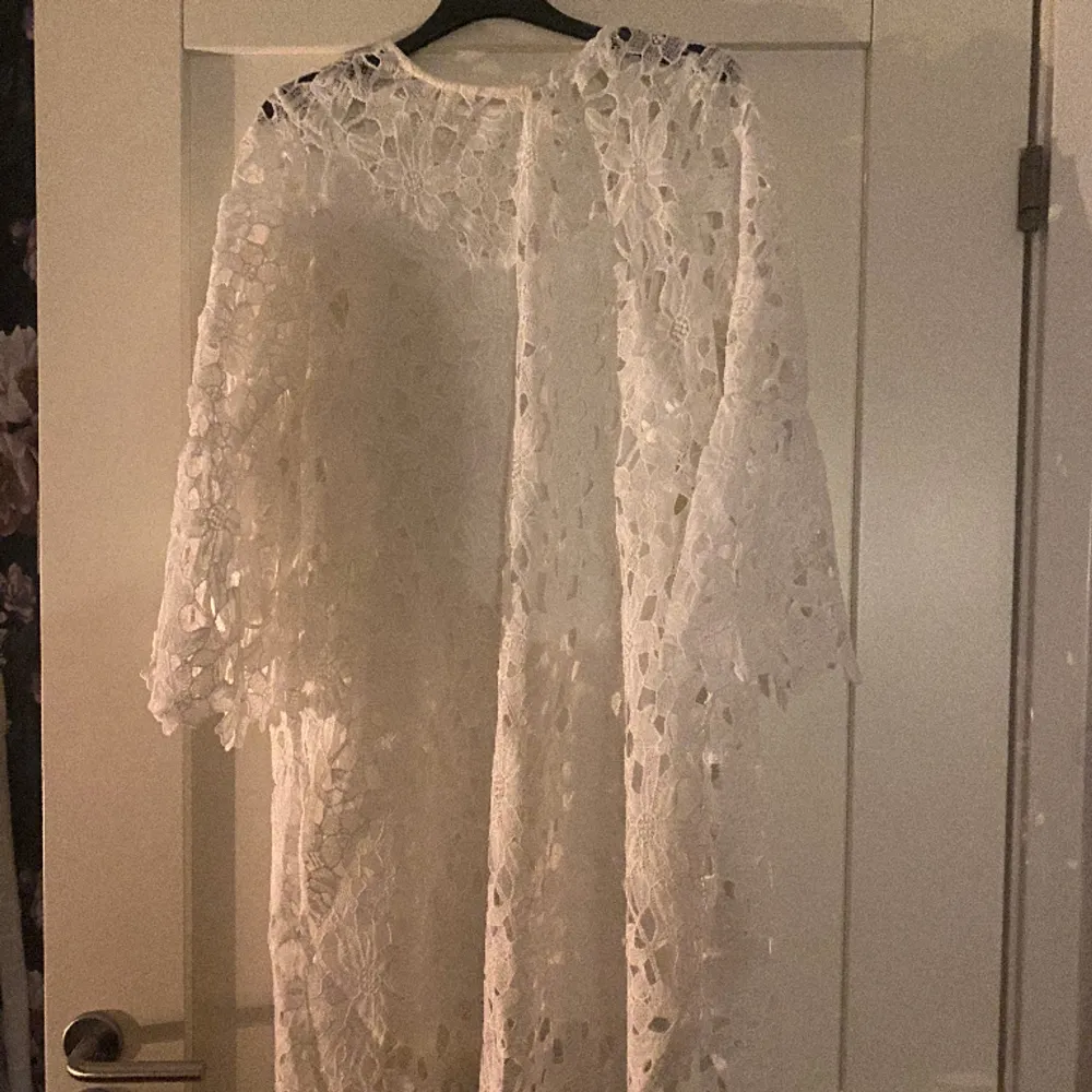 Superfin vit klänning, tänkte haft som studentklänning! Säljer två exemplar, en i storlek s och en i storlek m🫶🏼400 kr/st🙌🏼. Klänningar.
