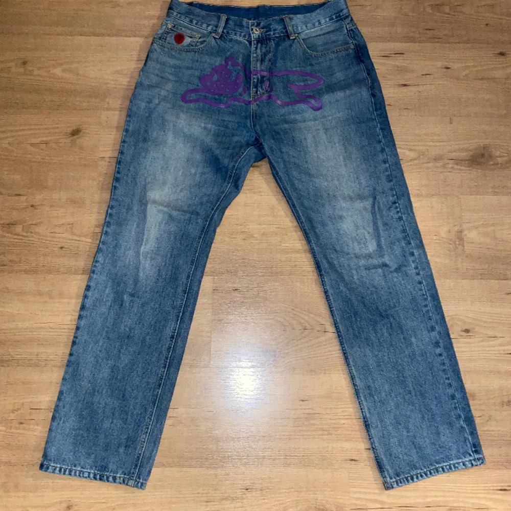 Bbc jeans i väldigt bra skick, köpta i USA men kvitto och tags finns kvar. Skriv om du har frågor. W33 L32. Priset är ej hugget i sten. . Jeans & Byxor.