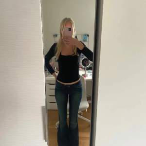 Lågmidjade jeans från Wrangler i storlek W27 och L34🥰jag är 171 cm. Midjemått 37cm och innerbenslängd 81 cm