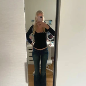 Lågmidjade Jeans - Lågmidjade jeans från Wrangler i storlek W27 och L34🥰jag är 171 cm. Midjemått 37cm och innerbenslängd 81 cm