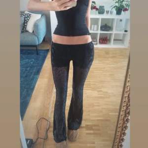 Perfekta lågmidjade spetsbyxor - Säljer dessa perfekta lågmidjade byxorna💓 köpa i Spanien och sitter så sjukt snyggt!! Litet hål i grenen