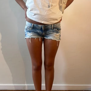 Lågmidjade jeansshorts - Lågmidjade jeansshorts i tiedie 