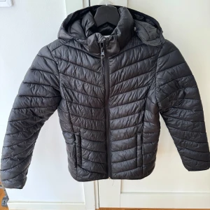 Lättviktsjacka från Mc Kinley - Svart jacka i nyskick, strl 146,152  