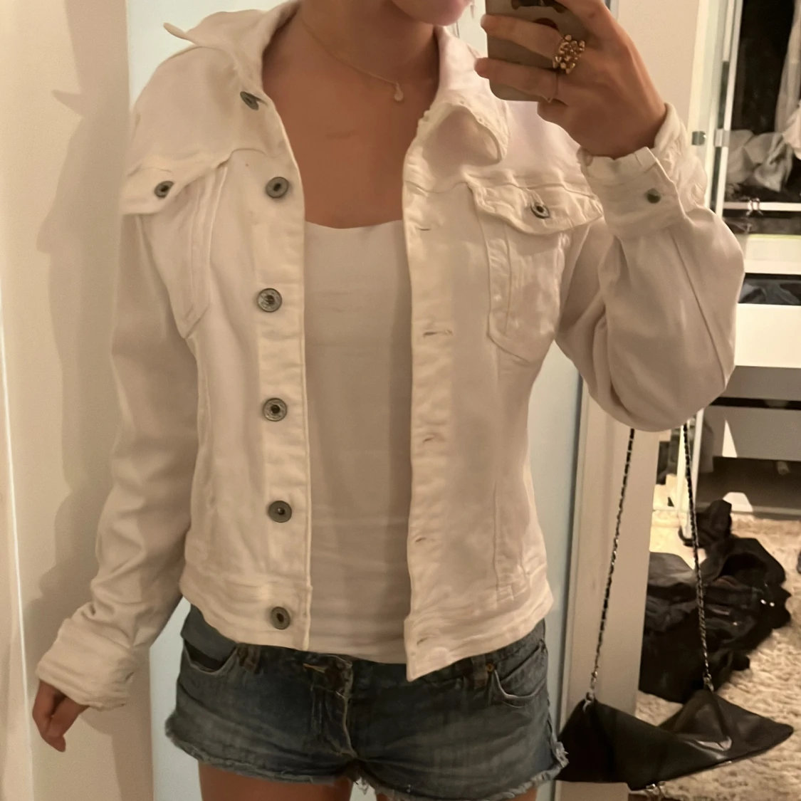 Vit jeansjacka med snyggt mönster på ryggen - 90