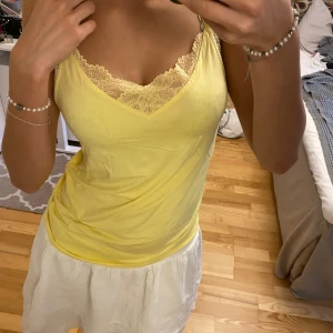 Gult linne med broderier - Gulligt linne från Change (f.d Twilfit)💛