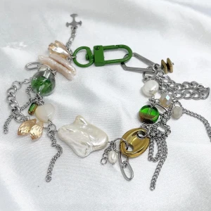 Handgjort chunky armband  - Handgjort armband 🔗 material inkl ~ rostfritt stål, sötvattenspärlor, glas, charms 🔒 Jag justerar längden så det passar dig innan det skickas! 🥰  köp via plick för spårbar frakt eller DM för frimärke ✉️ finns på instagram under samma namn 💕