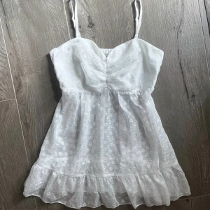 Gulligt vitt linne 🤍 - Gulligt vitt linne med hjärt mönster. Övre delen av tröjan är täckt i ett vitt typ medans resten är gjort av ett lite genomskinligt material. Aldrig använd. 💕