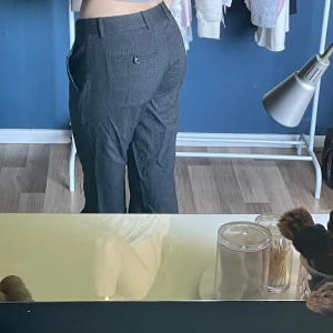 Kostymbyxor  - Skit snygga låga kostymbyxor från hm Har ett hål på ena benet (sista bilden) 